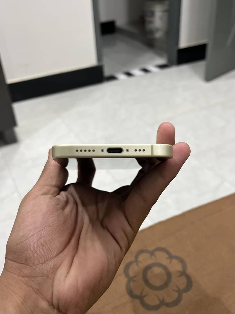 Apple iPhone 15 4