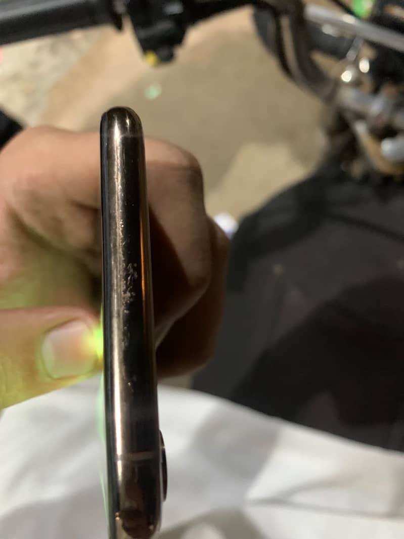 Apple iPhone XS Max 3