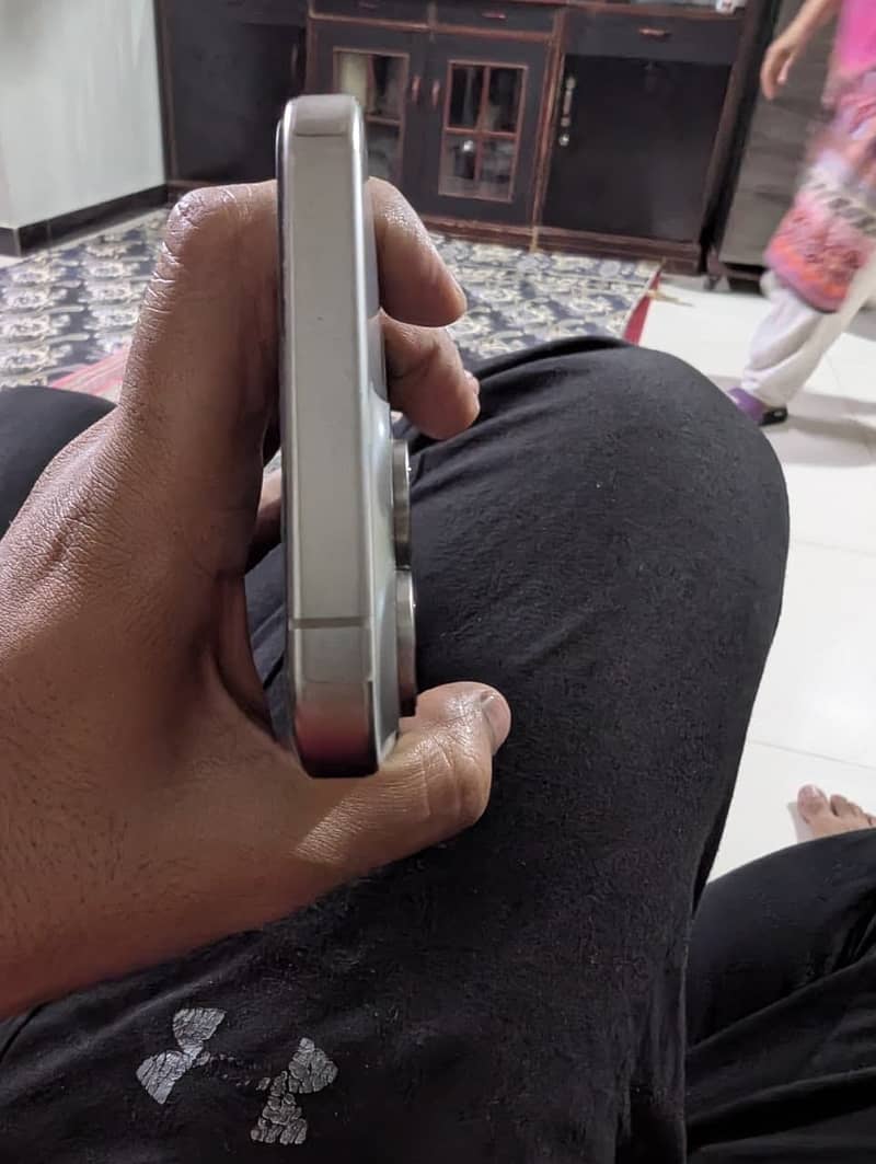 Apple iPhone 15 Pro Max 4