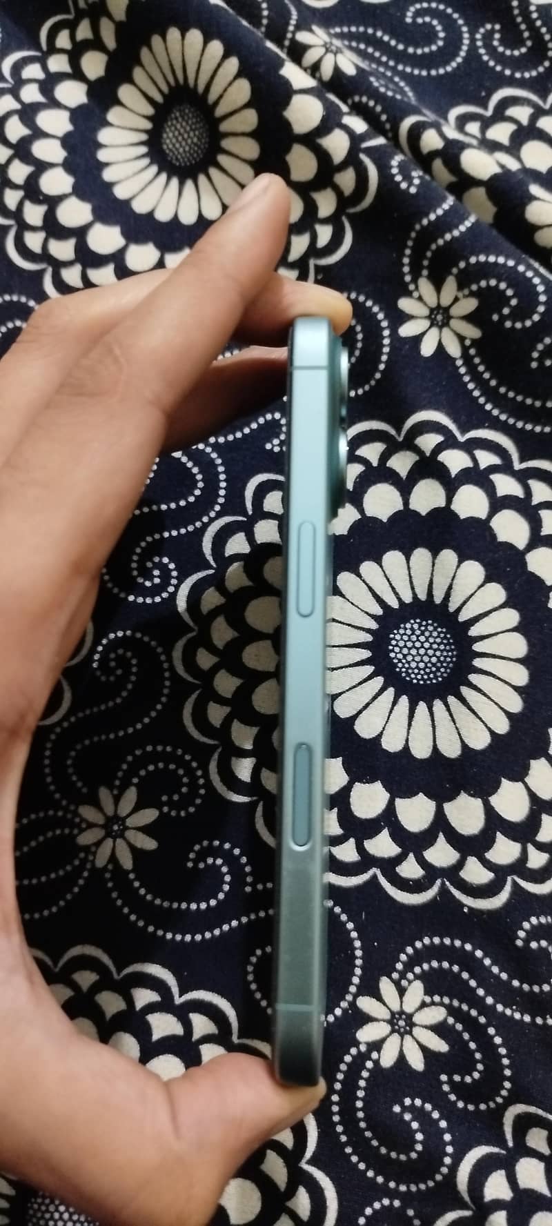 Apple iPhone 16 2