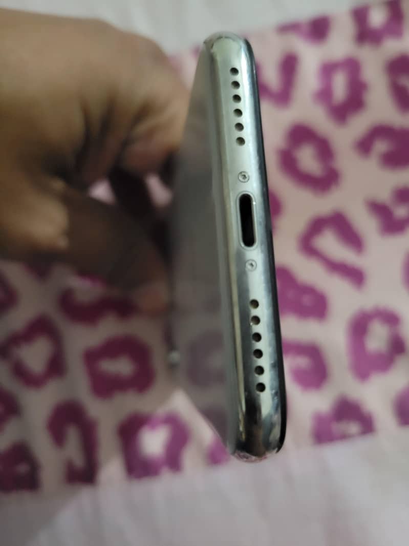 Apple iPhone X 4