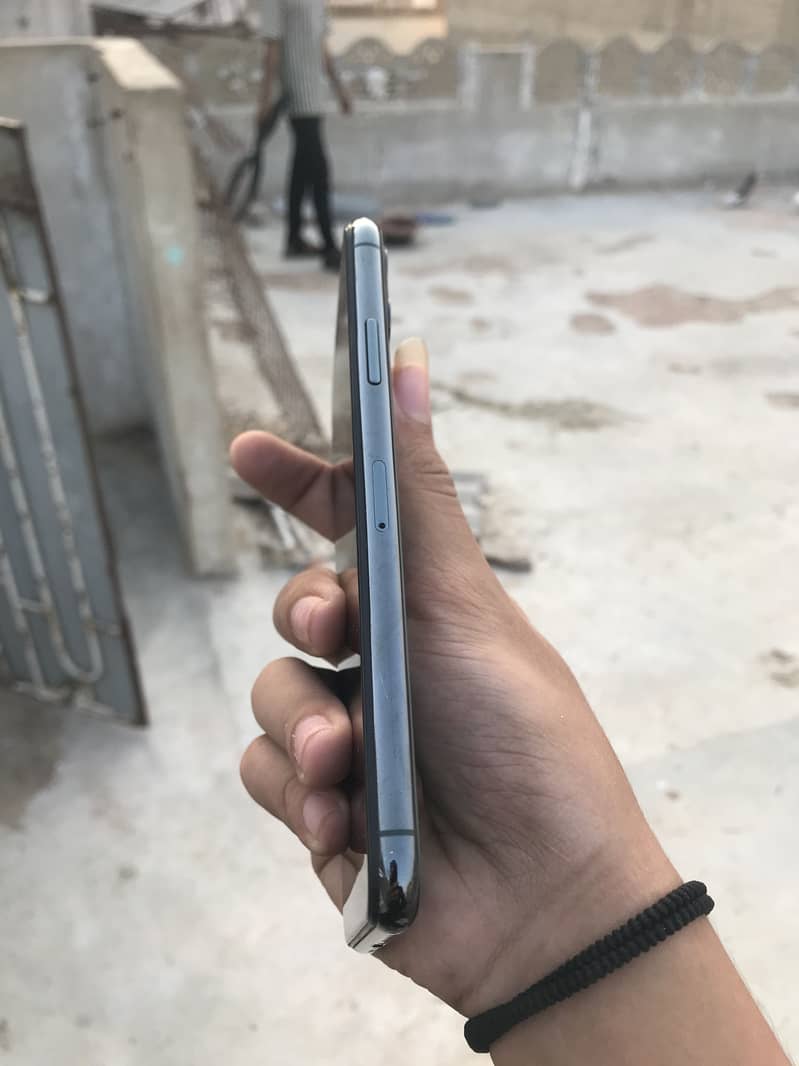 Apple iPhone 11 Pro Max 4