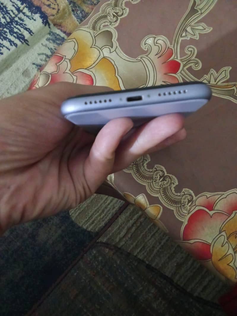 Apple iPhone 11 4
