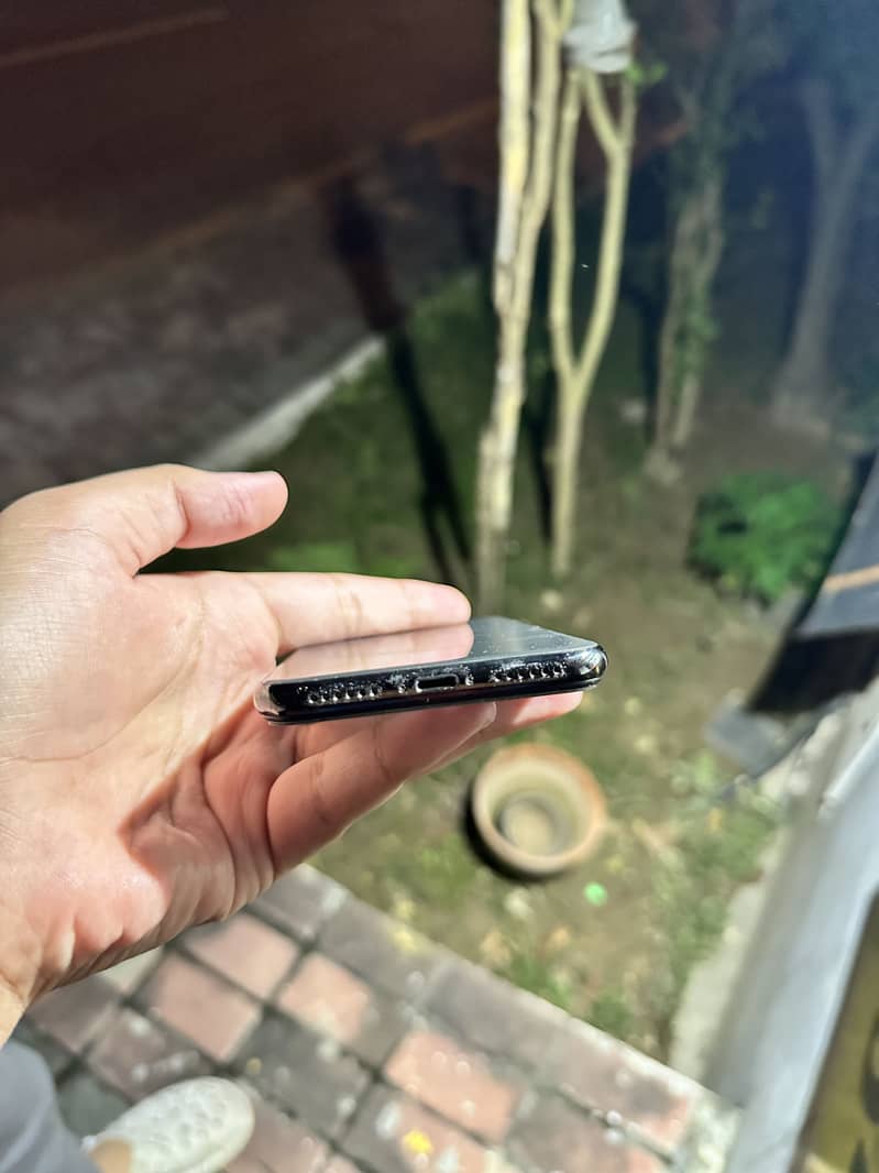 Apple iPhone X 4