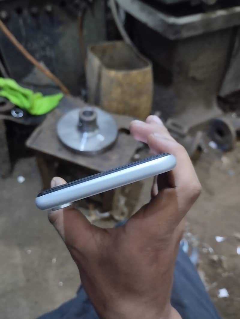 Apple iPhone XR 4