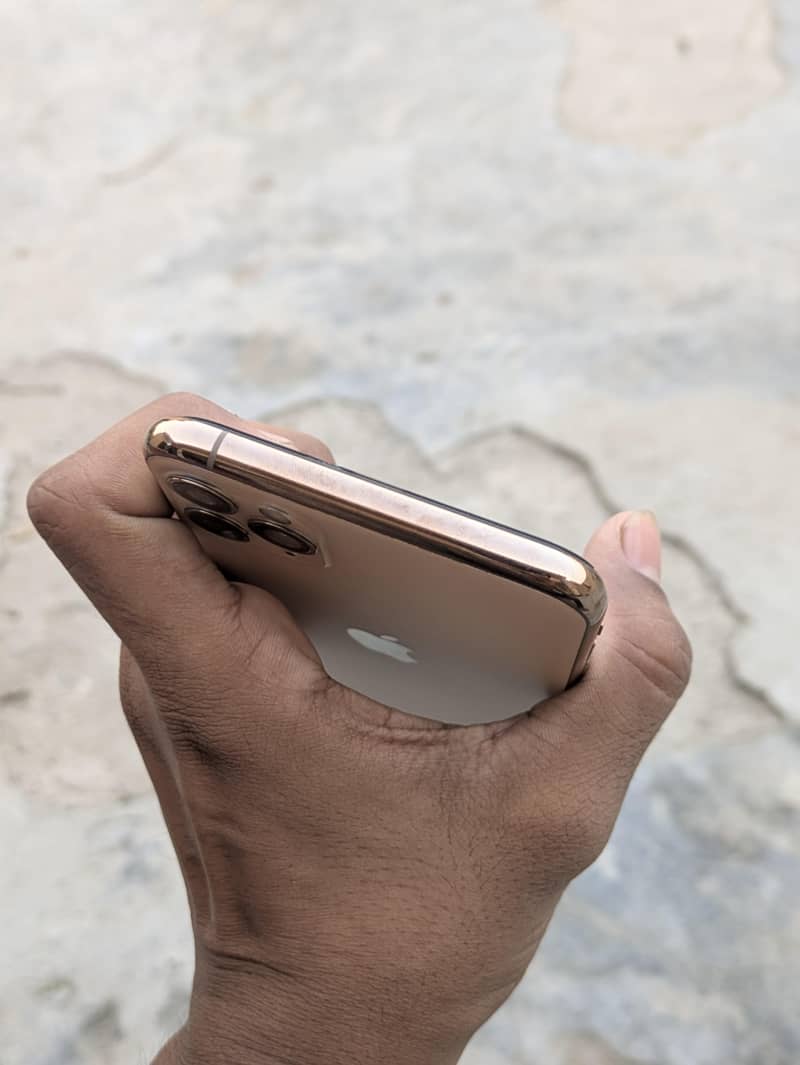 Apple iPhone 11 Pro Max 4