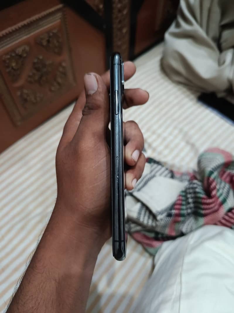 Apple iPhone X 4
