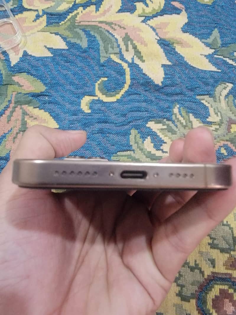 Apple iPhone 16 Pro Max 4