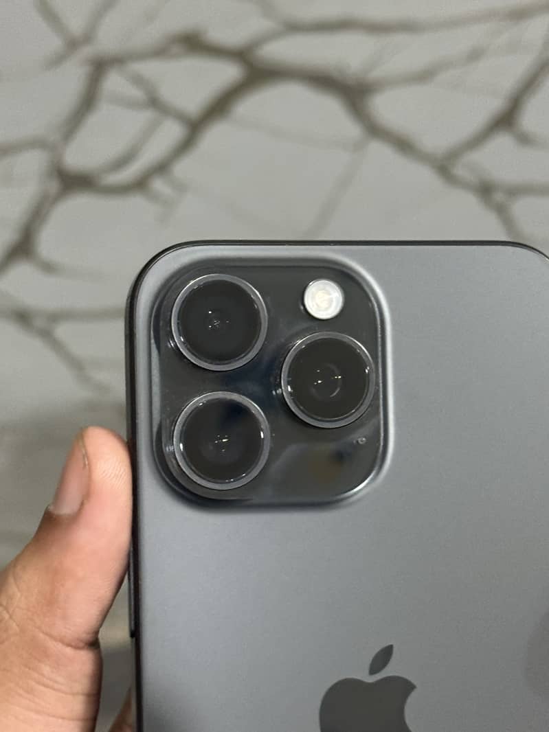 Apple iPhone 15 Pro Max 4