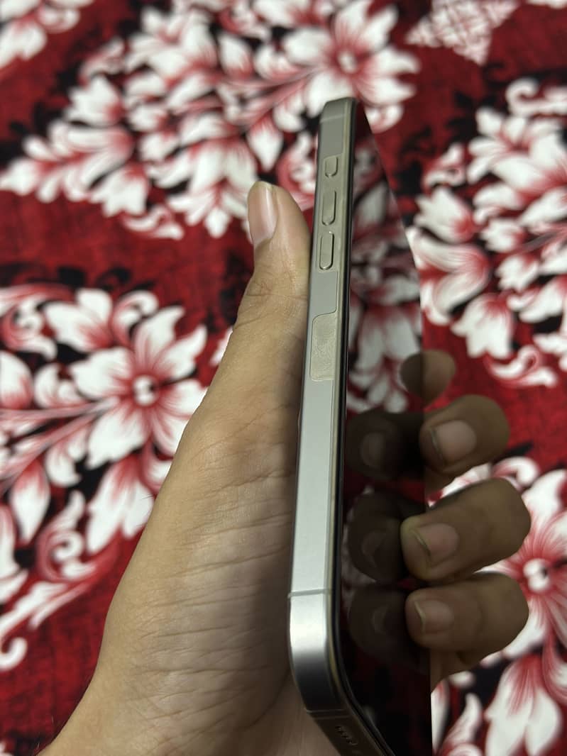 Apple iPhone 16 Pro Max 4
