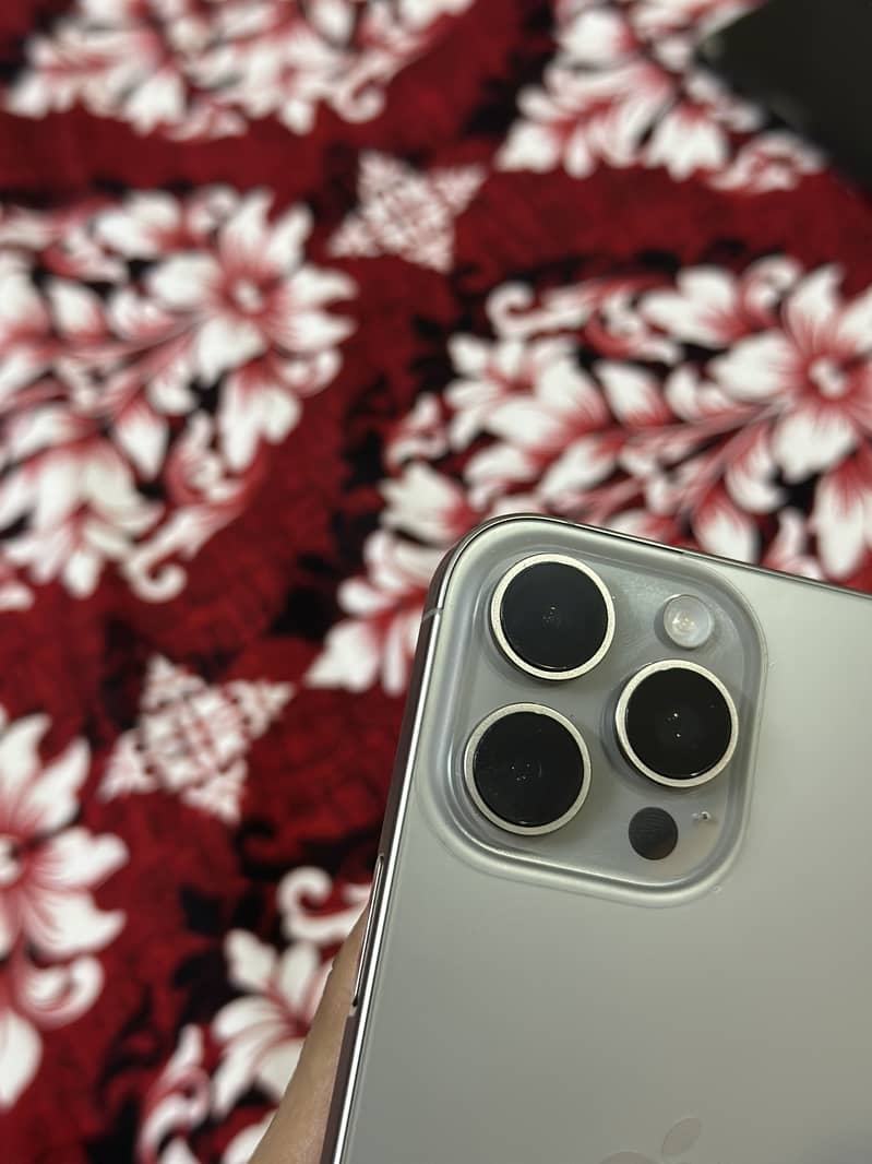 Apple iPhone 16 Pro Max 9