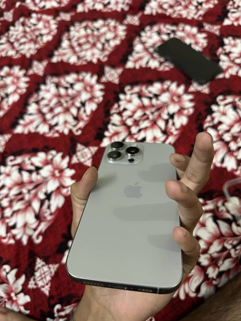 Apple iPhone 16 Pro Max 10