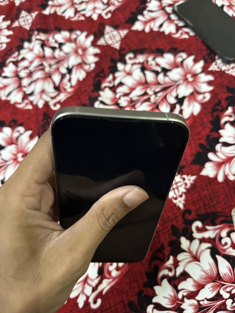 Apple iPhone 16 Pro Max 12
