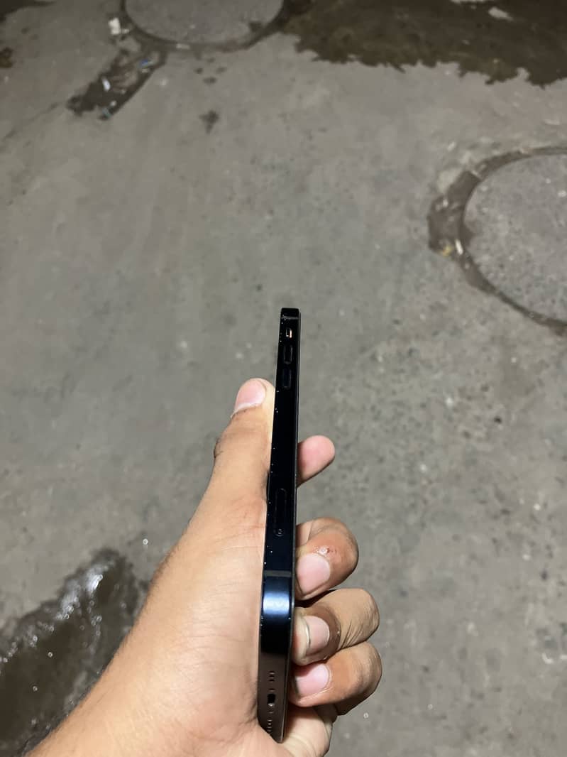 iPhone 12 4