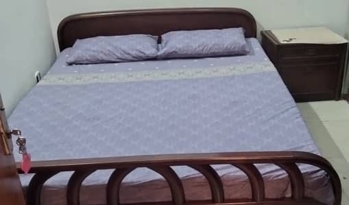 Wooden bed set complete ( double bed)