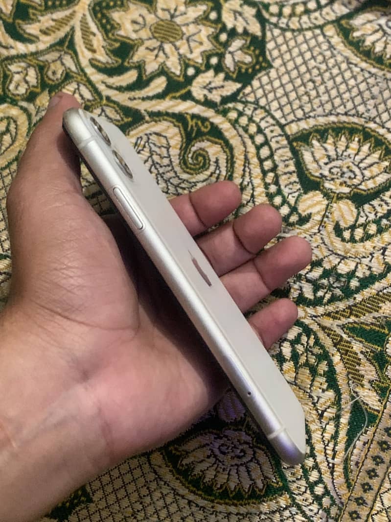 Apple iPhone 11 4