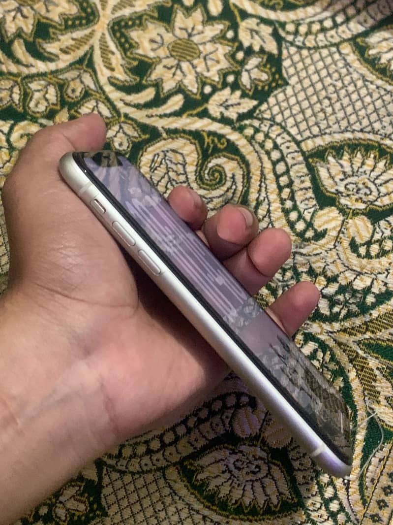 Apple iPhone 11 7