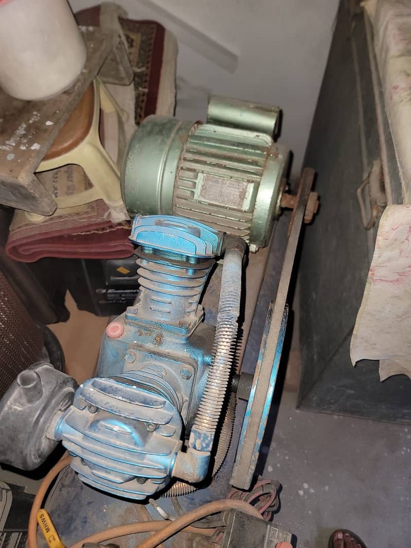 Air compressor single phase almost none used 4
