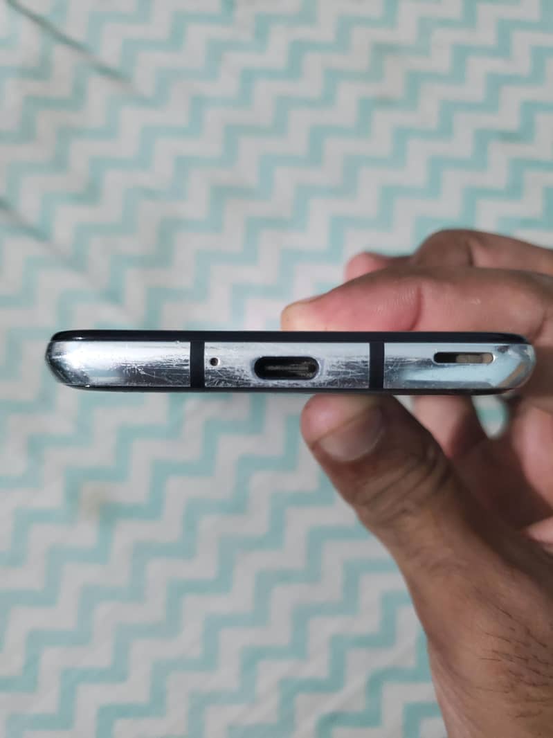 Sharp Aquos R2 4
