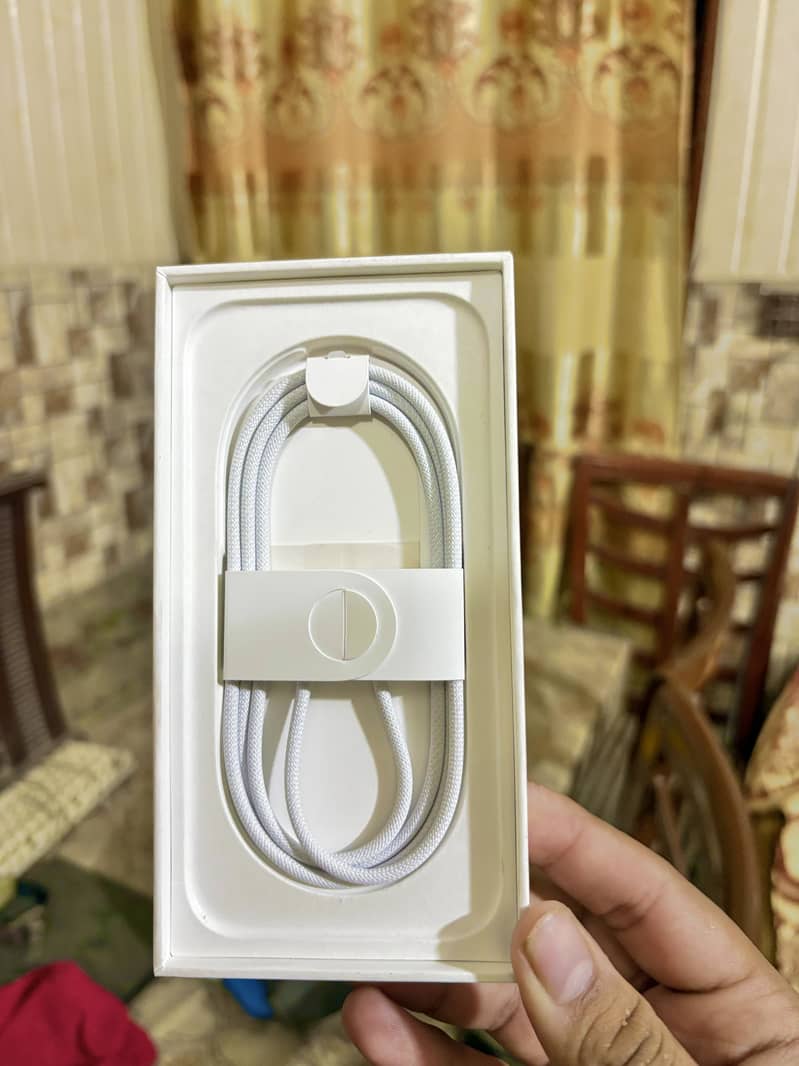 Apple iPhone 16 2