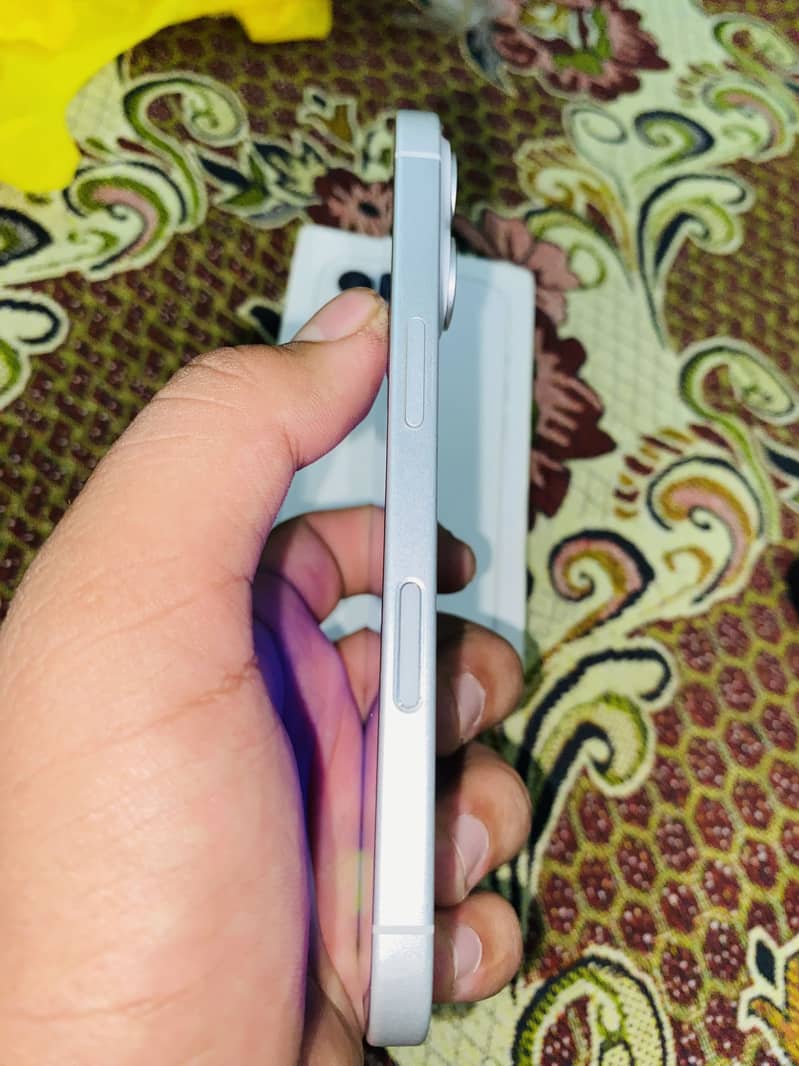 Apple iPhone 16 3