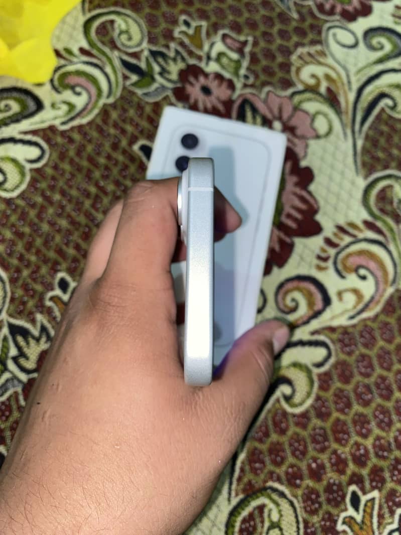 Apple iPhone 16 5