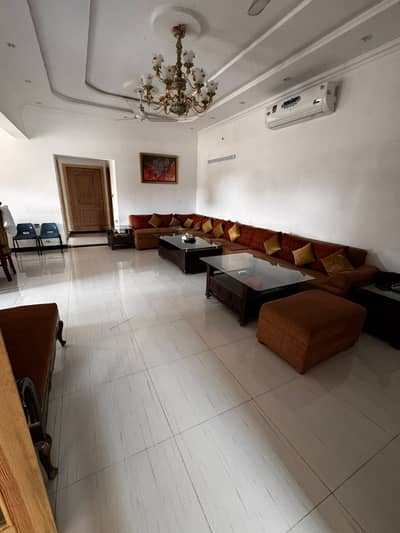 10 MARLA PORTION AVAILABLE AT 80 FEET ROAD FOR RENT IN ALLAMA IQBAL TOWN