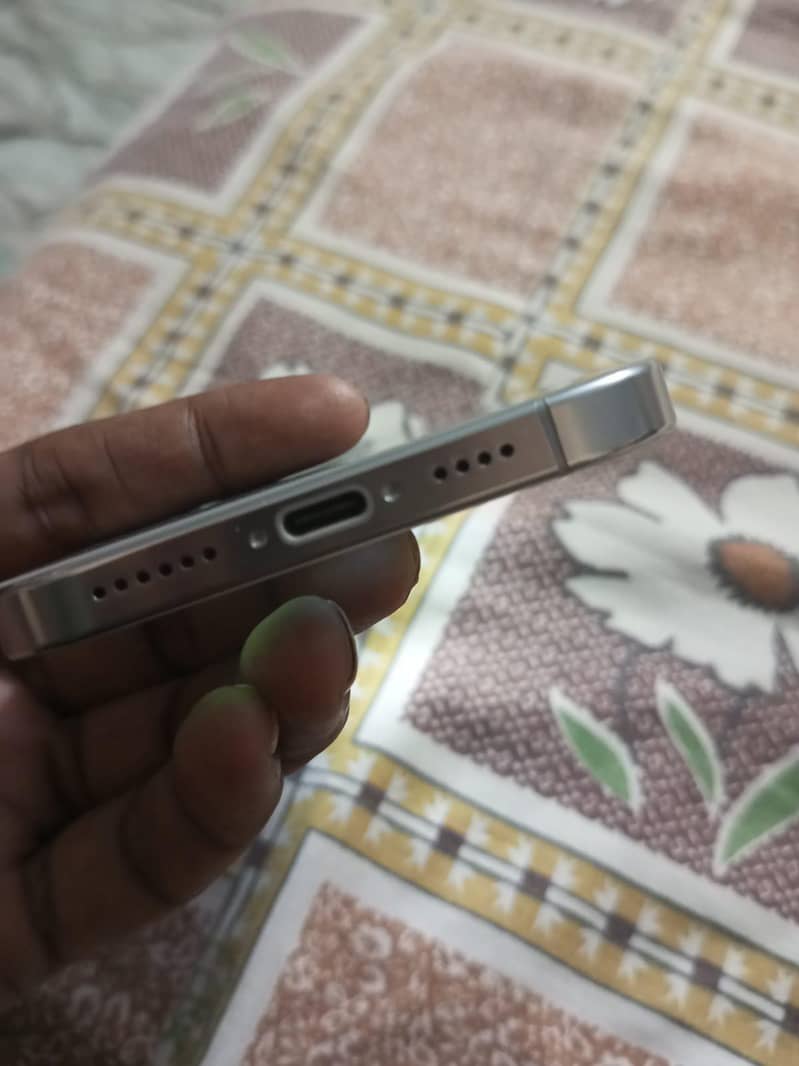 Apple iPhone 16 Pro Max 5