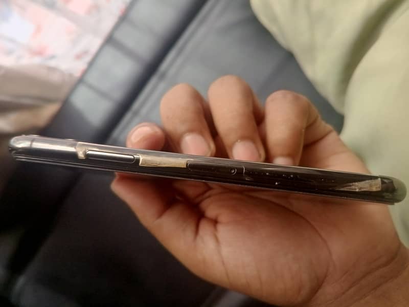 Apple iPhone 11 Pro 4