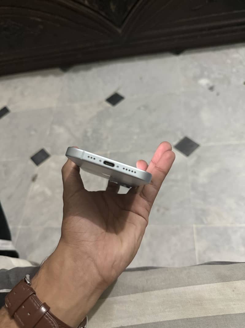 Apple iPhone 15 4