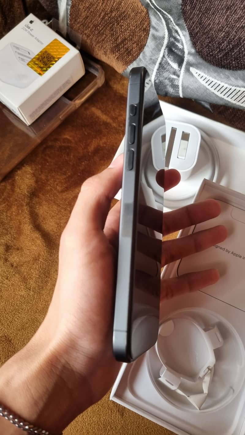 Apple iPhone 15 Pro Max 2