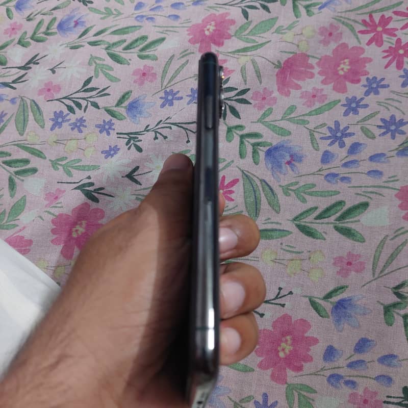 Apple iPhone 11 Pro 1