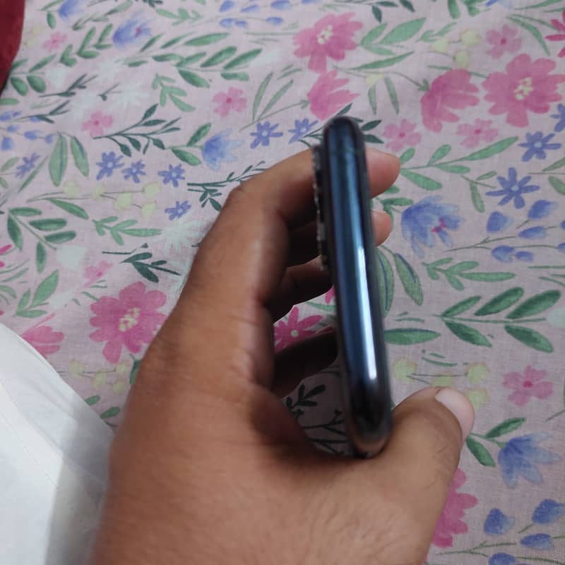 Apple iPhone 11 Pro 4