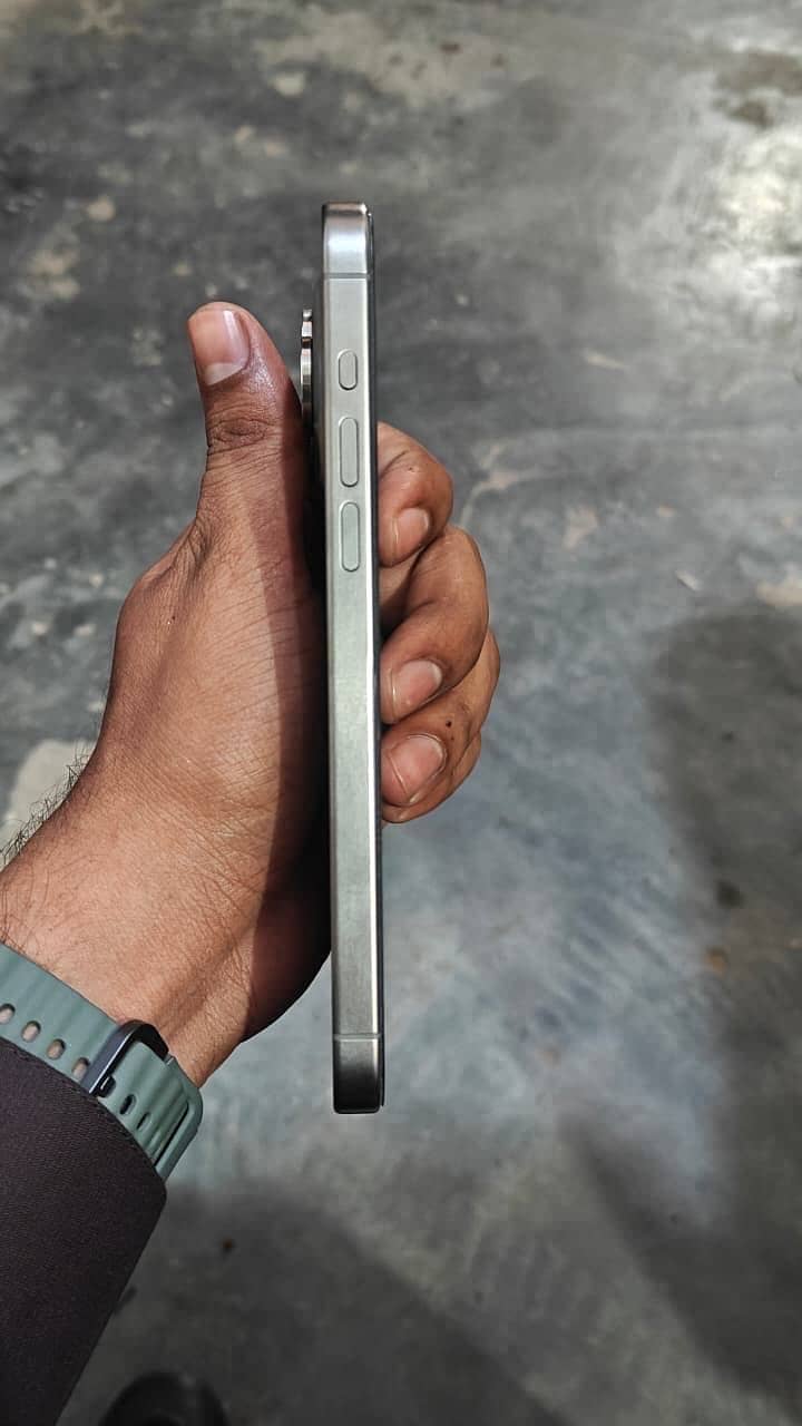 Apple iPhone 15 Pro Max 4