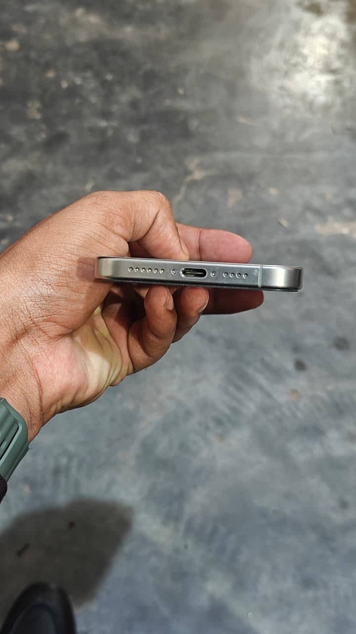 Apple iPhone 15 Pro Max 4