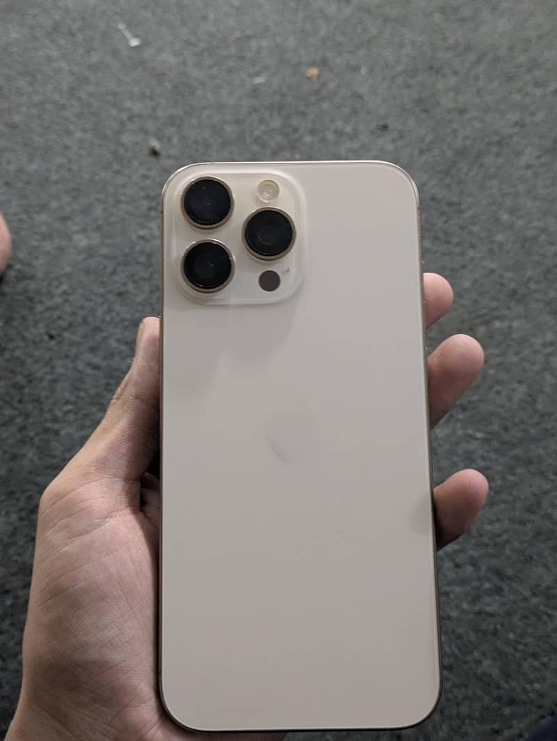 Apple iPhone 16 Pro Max 4
