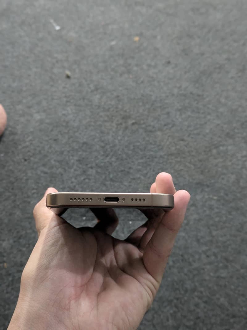 Apple iPhone 16 Pro Max 6