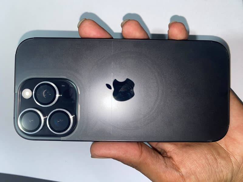 Apple iPhone 16 Pro 3