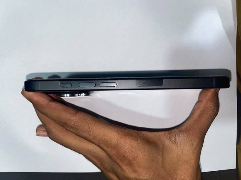 Apple iPhone 16 Pro 4