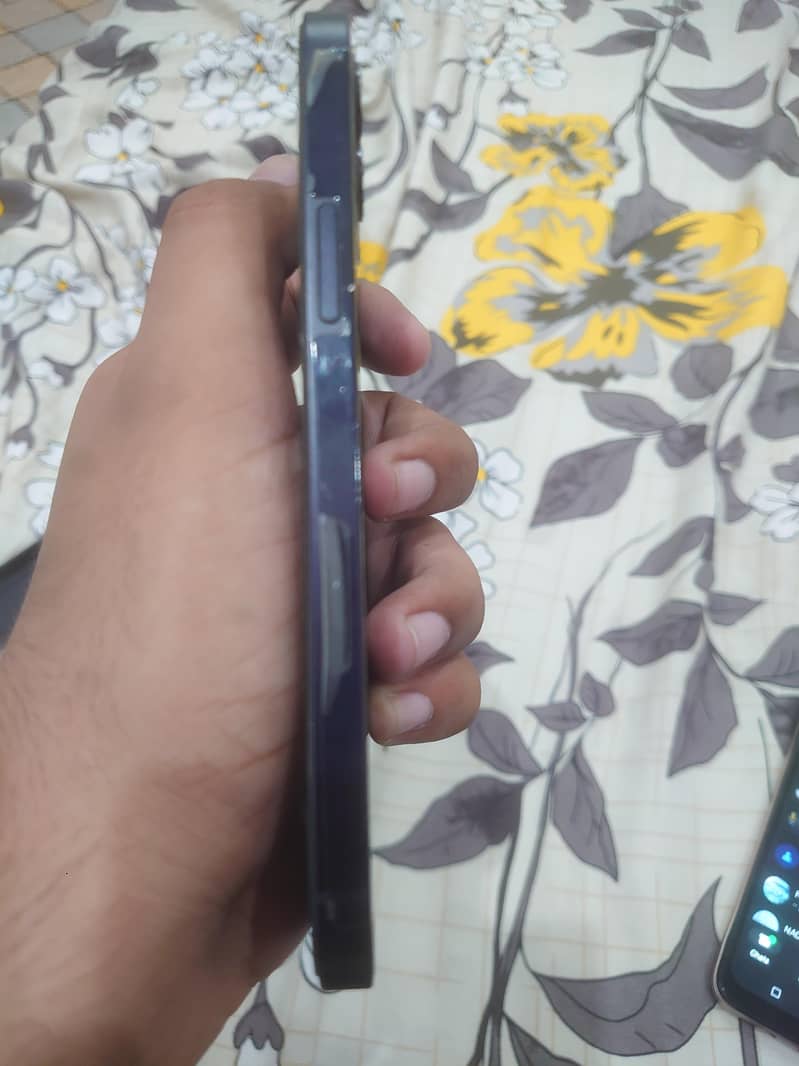 Apple iPhone 12 4