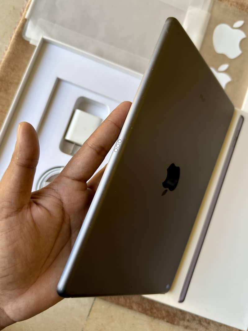 iPad 9th Gen Complete Box 3