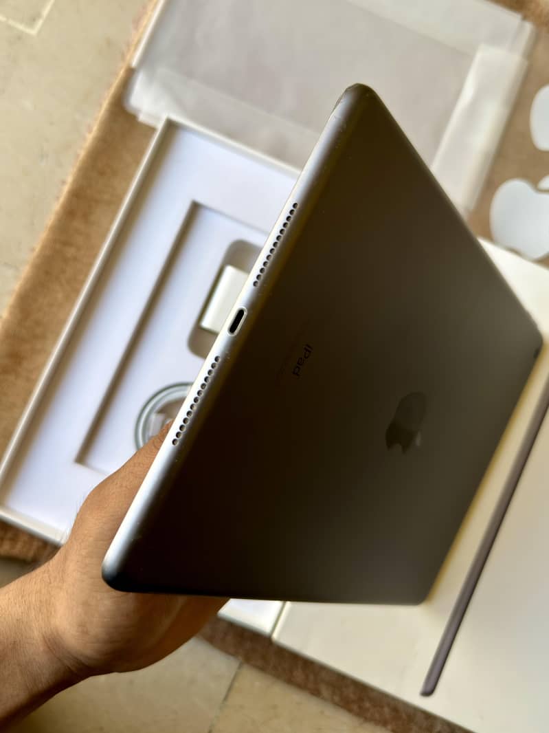 iPad 9th Gen Complete Box 5