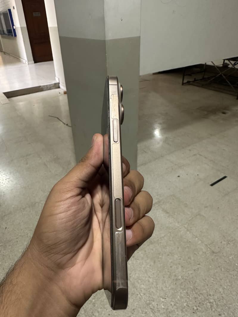 Apple iPhone 16 Pro Max 1