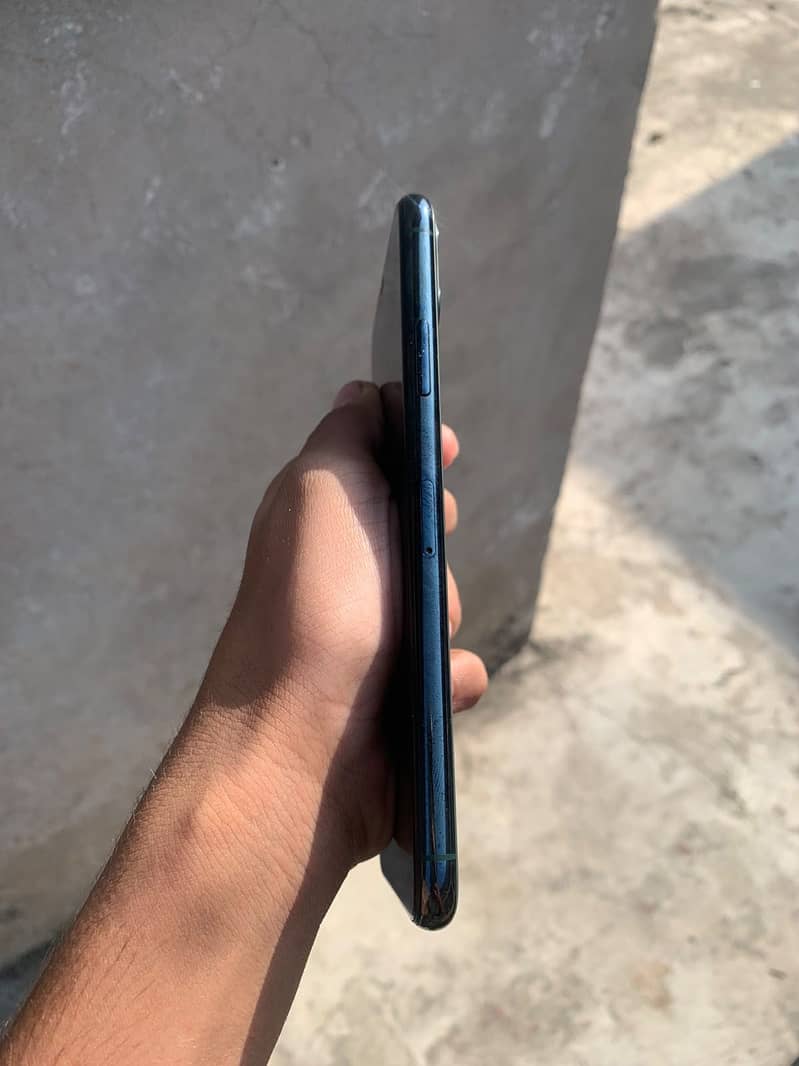Apple iPhone 11 Pro Max 4