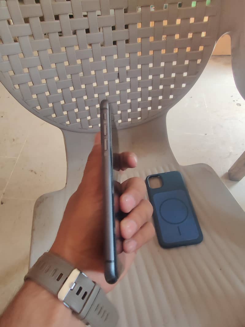 Apple iPhone 11 4