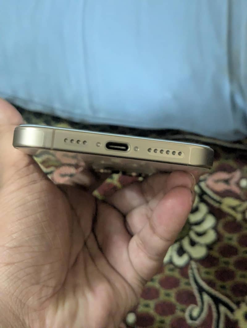 Apple iPhone 16 Pro Max 2