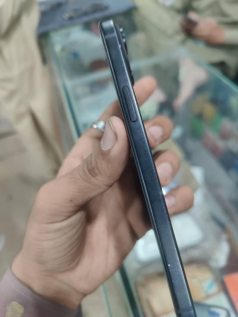 Apple iPhone 15 plus 6