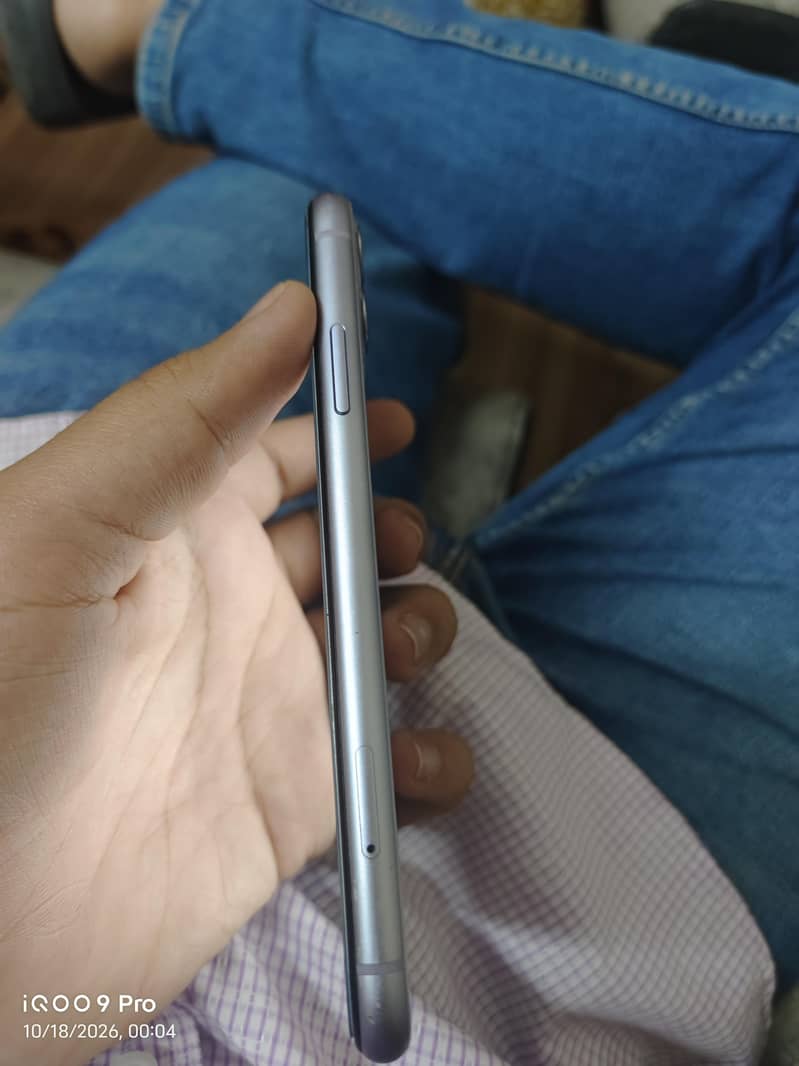 Apple iPhone 11 4