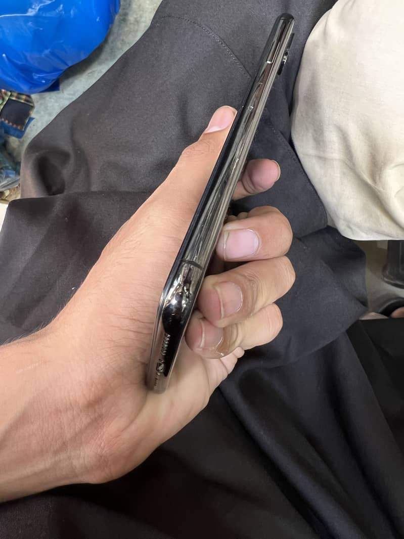 Apple iPhone XS Max 3