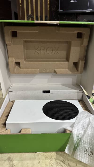  Xbox Series S  – Mint Condition | Original Box & Accessories